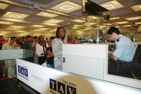 First Lady pasaport kuyruğunda!	 - Resim: 4