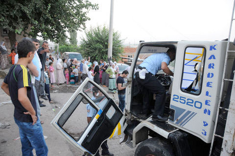 Freni boşalan kamyon dehşet saçtı! - Resim: 2