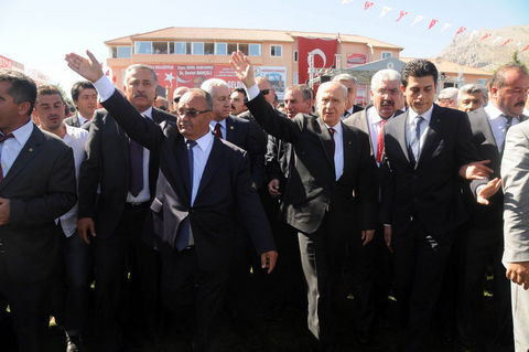 Bahçeli'nin gözü önünde vekil dövdüler - Resim: 3