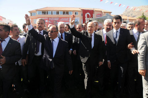 Bahçeli'nin gözü önünde vekil dövdüler - Resim: 4