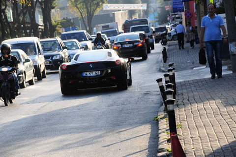 Cem Yılmaz'ın Ferrari'sindeki şifre - Resim: 1