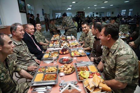 Cumhurbaşkanı Erdoğan, askerle iftar yaptı - Resim: 1