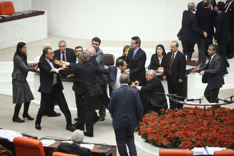 Meclis'te yumruklar konuştu! - Resim: 2