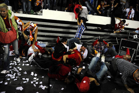 Olaylar çıktı, tribün çöktü! - Resim: 3