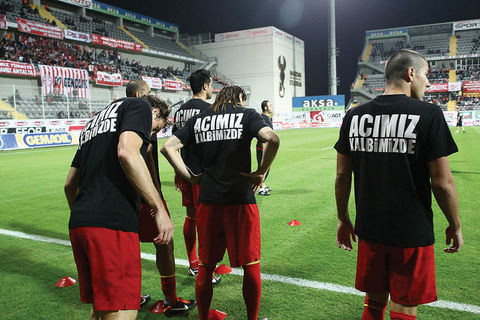 Maçta terörü böyle lanetlediler - Resim: 1