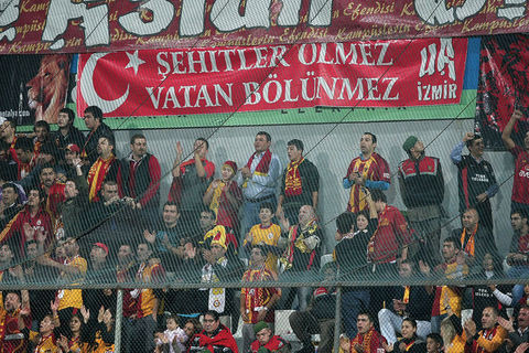 Maçta terörü böyle lanetlediler - Resim: 4