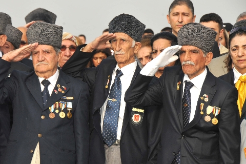 Anma töreninde türbanlı kızı ağlattılar - Resim: 3