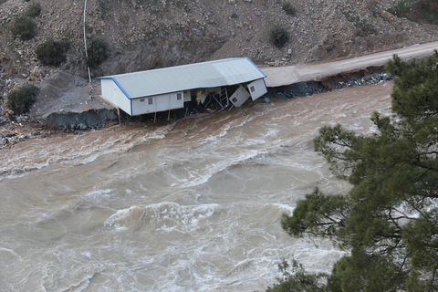 Baraj kapağı patladı - Resim: 1