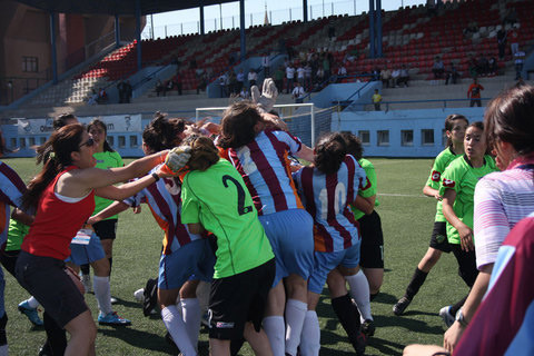 Futbolcu kızlar birbirine girdi - Resim: 2