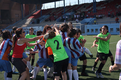 Futbolcu kızlar birbirine girdi - Resim: 4