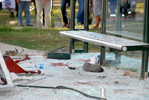 Otomobil otobüs durağına daldı - Resim: 1