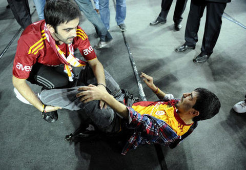 Olaylar çıktı, tribün çöktü! - Resim: 1