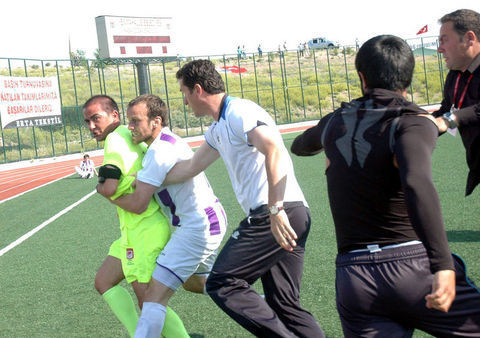 Hakeme tekme tokat girdiler - Resim: 3