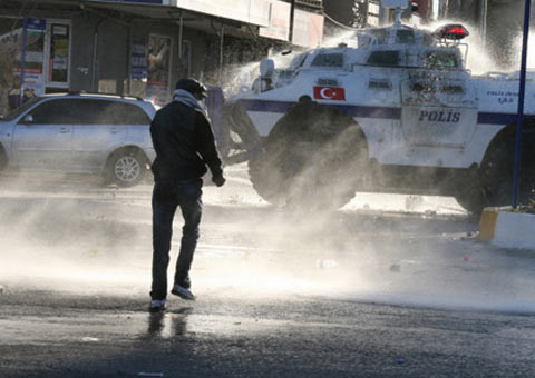 Diyarbakır'da BDP'lilere polis müdahalesi  - Resim: 1