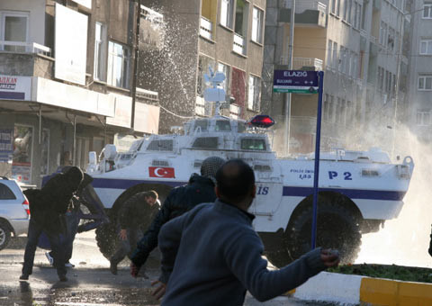 Diyarbakır'da BDP'lilere polis müdahalesi  - Resim: 2
