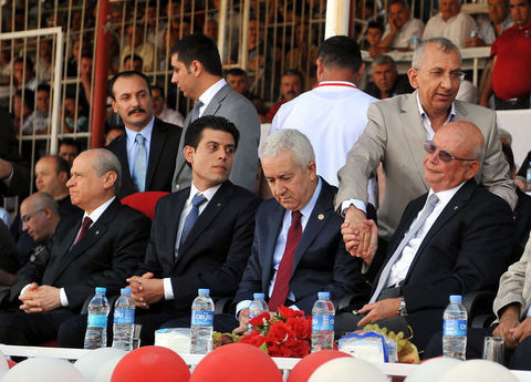 Bahçeli'nin gözü önünde vekil dövdüler - Resim: 1