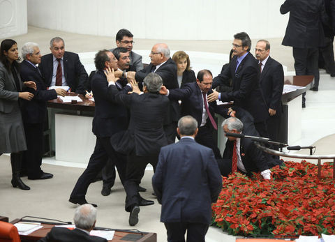 Meclis'te yumruklar konuştu! - Resim: 3