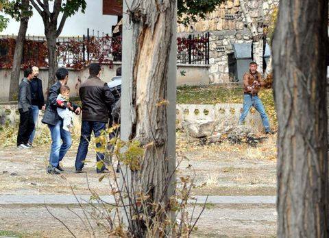 Herkesin gözü önünde kendini vurdu - Resim: 4