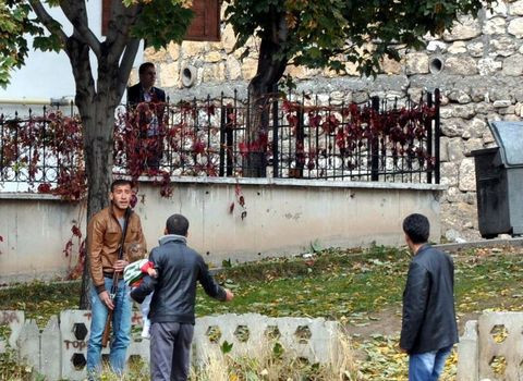 Herkesin gözü önünde kendini vurdu - Resim: 1