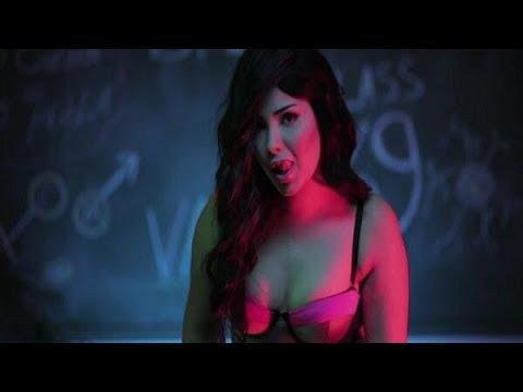 Ünlü şarkıcı klibinde muz yediği için tutuklandı - Resim: 2