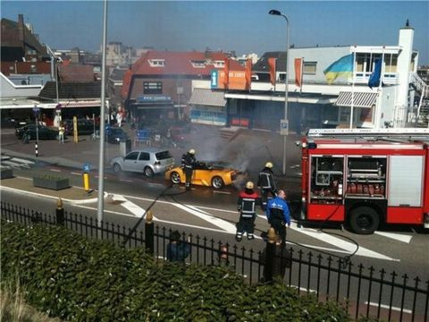 Lamborghini alev alev yandı - Resim: 1