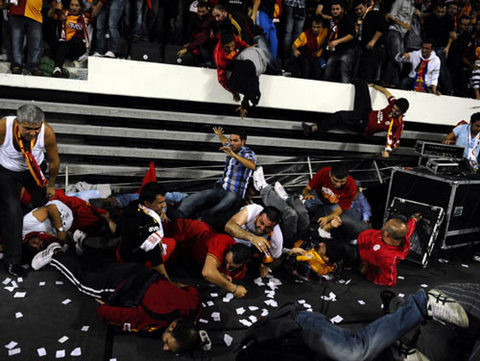 Olaylar çıktı, tribün çöktü! - Resim: 2
