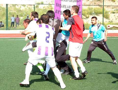 Hakeme tekme tokat girdiler - Resim: 4