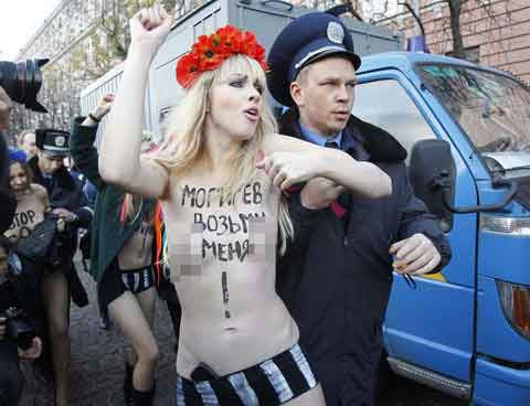 Putin'e üstsüz karşılama  - Resim: 4