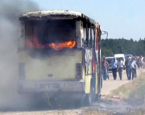 Cehennem ateşine minibüste yakalandılar - Resim: 1