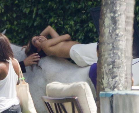 Ünlü yıldız at üstünde çırılçıplak - Resim: 2