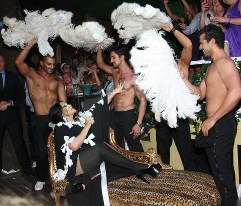 Diva'dan derin bacak dekoltesi! - Resim: 2