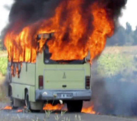 Cehennem ateşine minibüste yakalandılar - Resim: 4