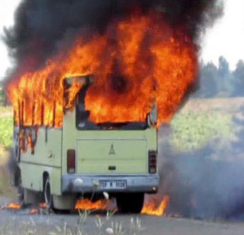 Cehennem ateşine minibüste yakalandılar - Resim: 2