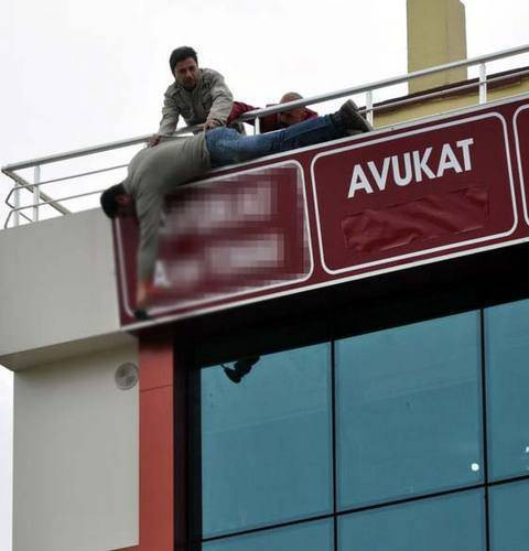 Tabelayı böyle astılar - Resim: 1