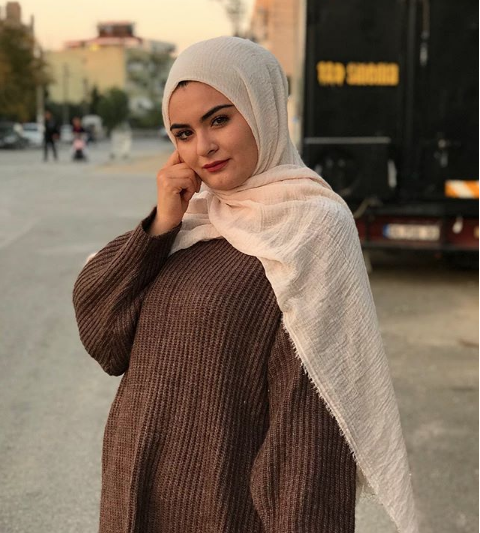 Gelin adayı Hanife'den takipçilerine hakaret içeren göbek ve bone açıklaması - Resim: 1