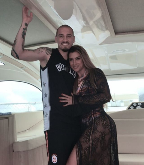 Galatasaraylı yıldıza eşinden darbe Apar topar evi terk etti - Resim: 2