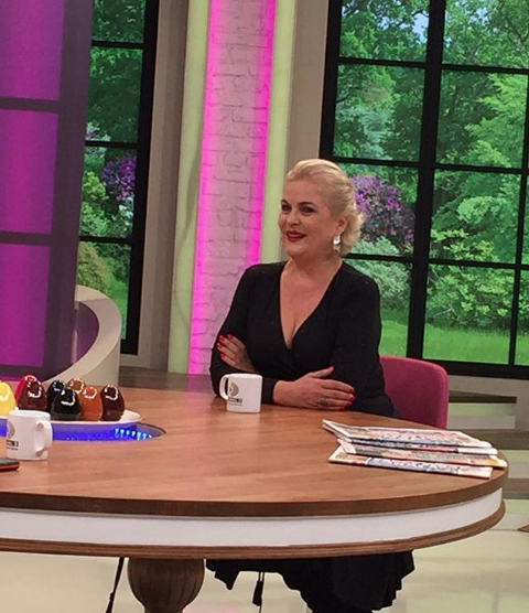 Nurseli İdiz'in plaj pozuna övgüler yağdı! Usta oyuncu yıllara meydan okuyor - Resim: 4