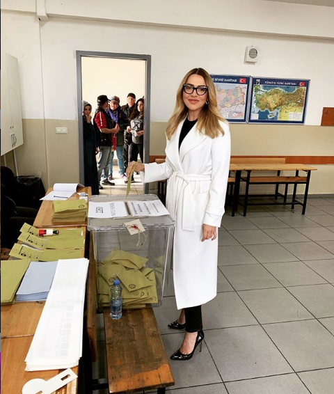 Hadise sütyensiz yatak pozunu paylaştı takipçilerinin ağzı açık kaldı - Resim: 3