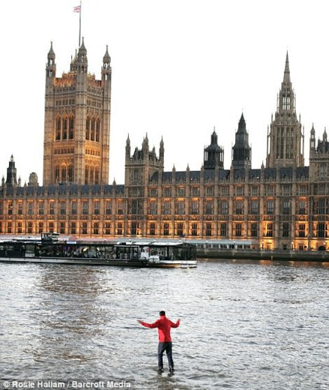 Nehri yürüyerek geçti - Resim: 1