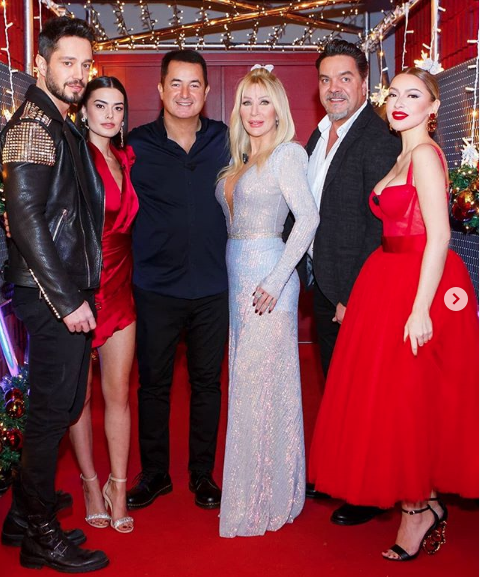 Hadise Seda Sayan'la pozunu paylaştı Beyazıt Öztürk detayı ve mini etek olay oldu - Resim: 1