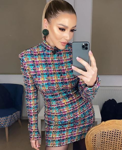 Hadise bacak dekolteli pozuyla göz kamaştırdı! Hadise yine cesur dolu - Resim: 1