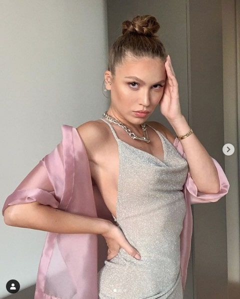 Duygu Özaslan Serenay Sarıkaya'ya özendi süper minisiyle pozunu verdi - Resim: 1