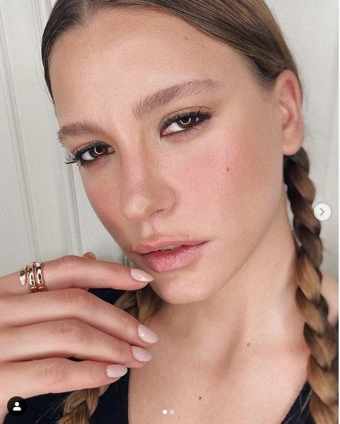 Sütyensiz paylaşımı şoke etti Serenay Sarıkaya sınır tanımadı peş peşe paylaştı - Resim: 1