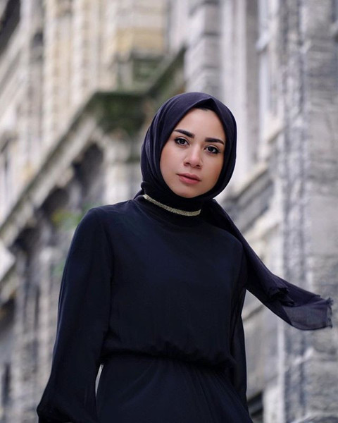 Fenomen Ebru Sever Türk ünlü olunca başörtüsünü çıkardı, verdiği pozlarla şok etti - Resim: 1