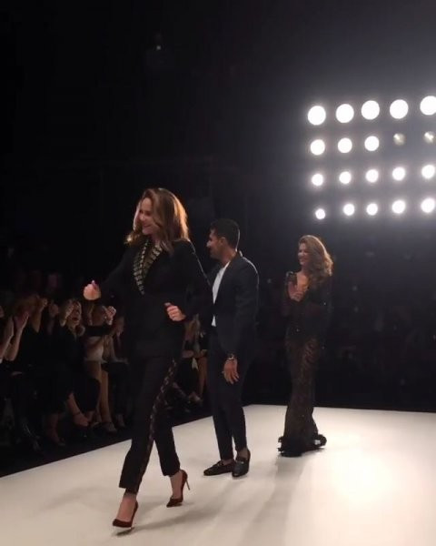 Demet Şener'den podyumda şaşırtan hareketler! - Resim: 4