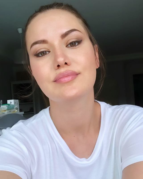 Fahriye Evcen paylaştı bornozlu fotoğrafı beğeni yağmuruna tutuldu - Resim: 1