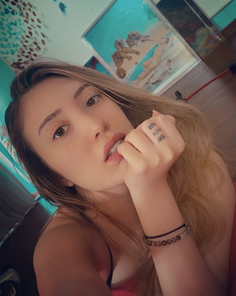 Mehmet Ali Erbil'in kızı Yasmin Erbil babasının tişörtünü giydi 'Babamı özledim' - Resim: 1