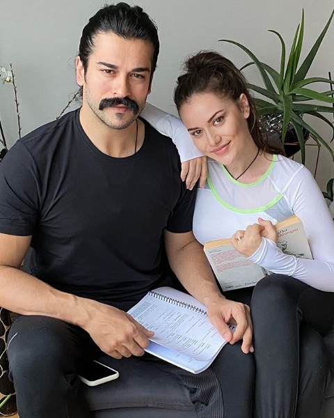 Fahriye Evcen'den Burak Özçivit'li aşk pozu yazdığı not gözlerden kaçmadı - Resim: 1