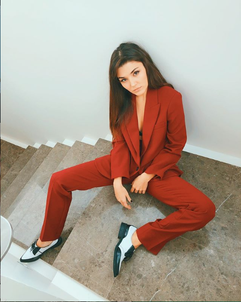 Hande Erçel'in reklam kazancı ağızları açık bıraktı bakın ne kadar kazandı - Resim: 1