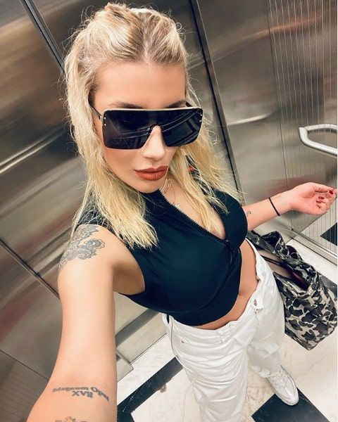 İrem Derici bikinili halini eleştirenlere sert çıktı 'Saç telim kadar zeki olan...' - Resim: 1